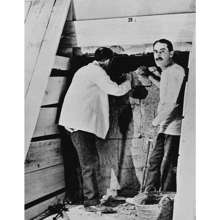 Borough Wharf Howard Carter And A Colleague Excavating A Tomb In